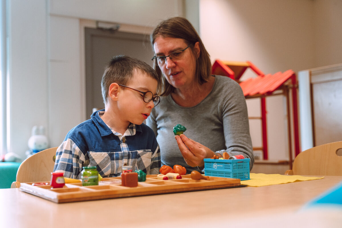 koninklijke_visio_amsterdam_kind_medewerker_spel_tast.jpg koninklijke_visio_amsterdam_kind_medewerker_spel_tast.jpg
