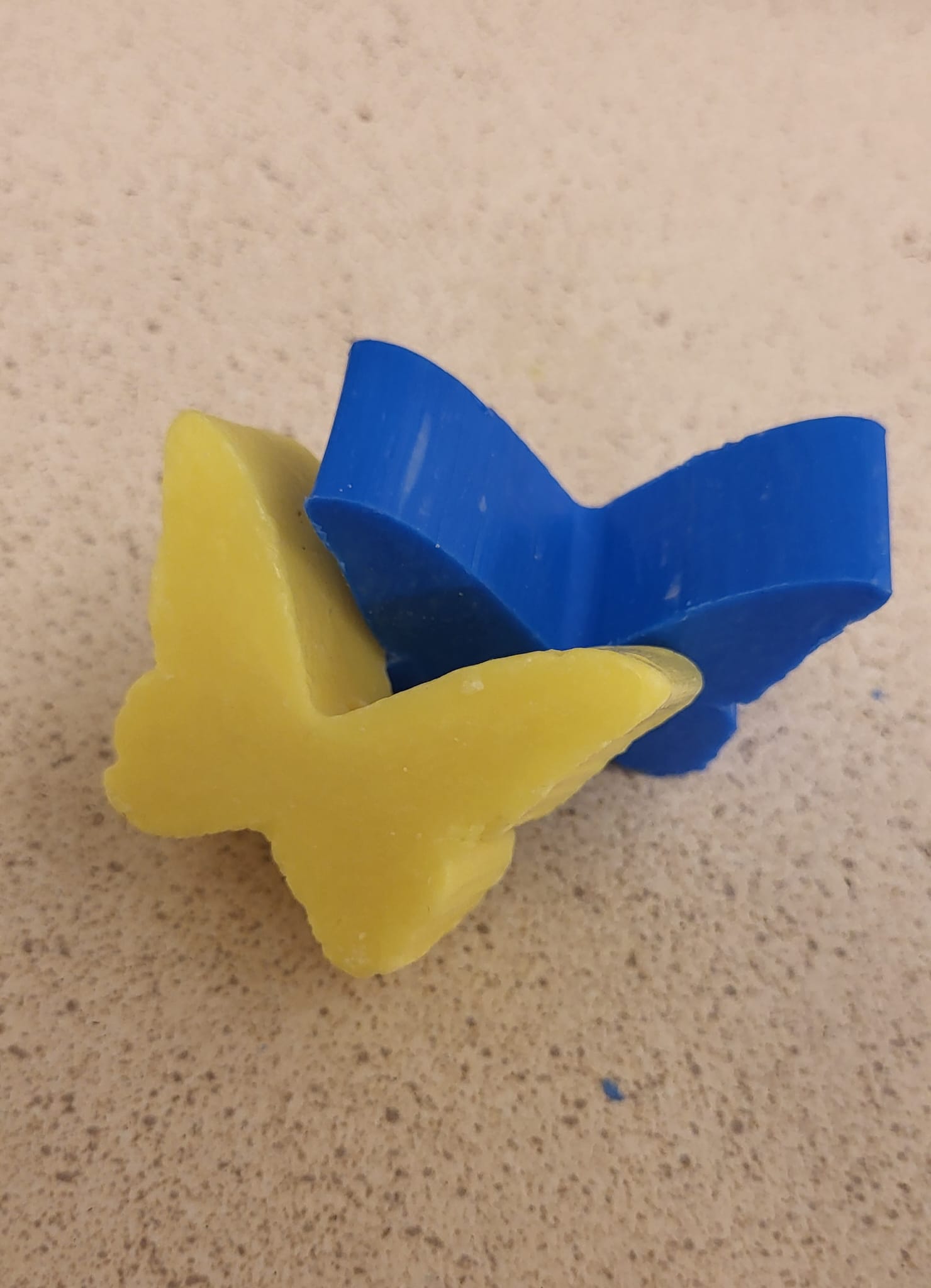 Geel en blauw zeepje in de vorm van een vlinder, gemaakt door leerlingen van leerwerkplek Visit in Gassel Geel en blauw zeepje in de vorm van een vlinder, gemaakt door leerlingen van leerwerkplek Visit in Gassel