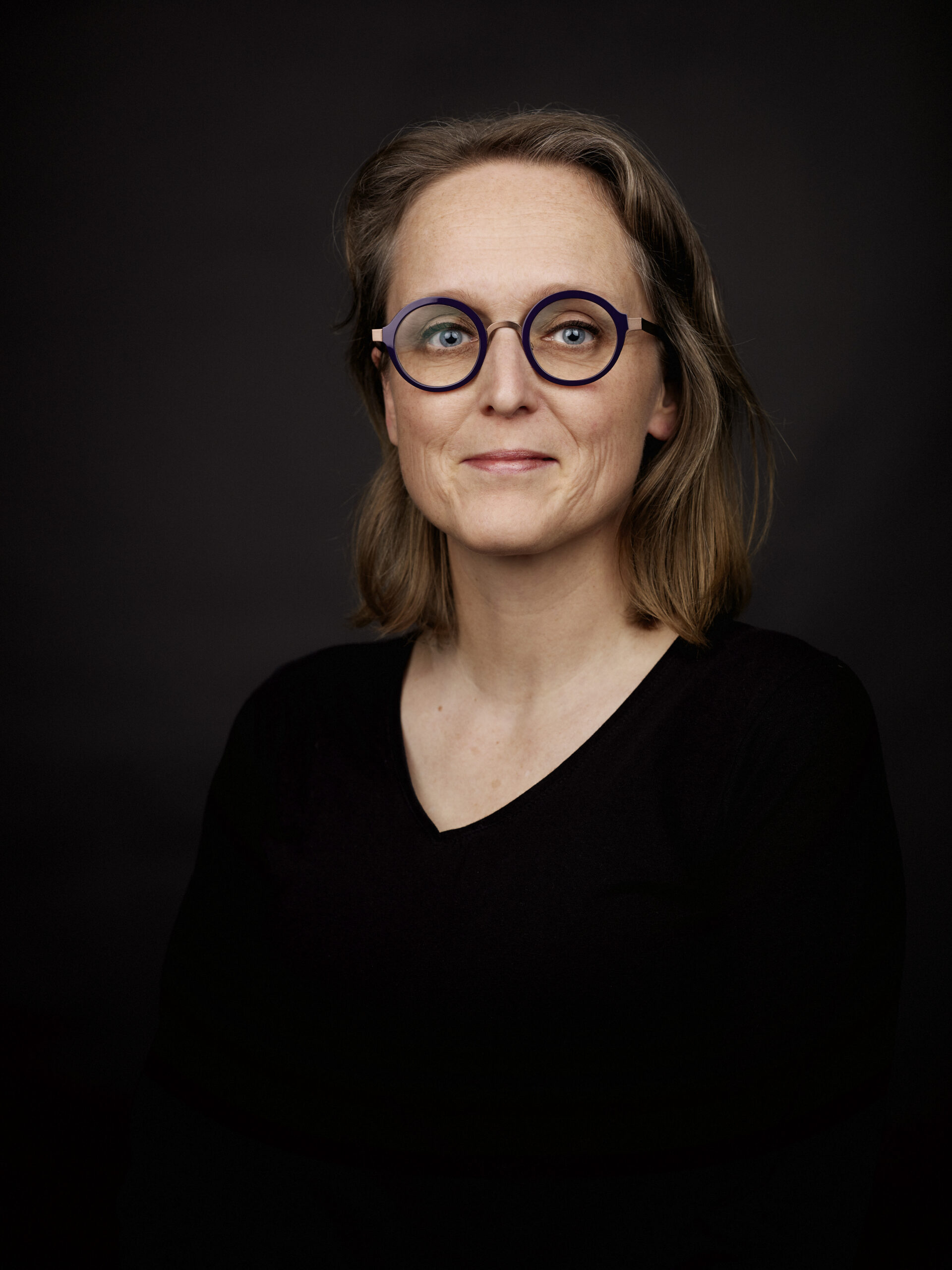 Portret Hanneke Middelburg in zwarte kleding met een zwarte achtergrond Portret Hanneke Middelburg in zwarte kleding met een zwarte achtergrond