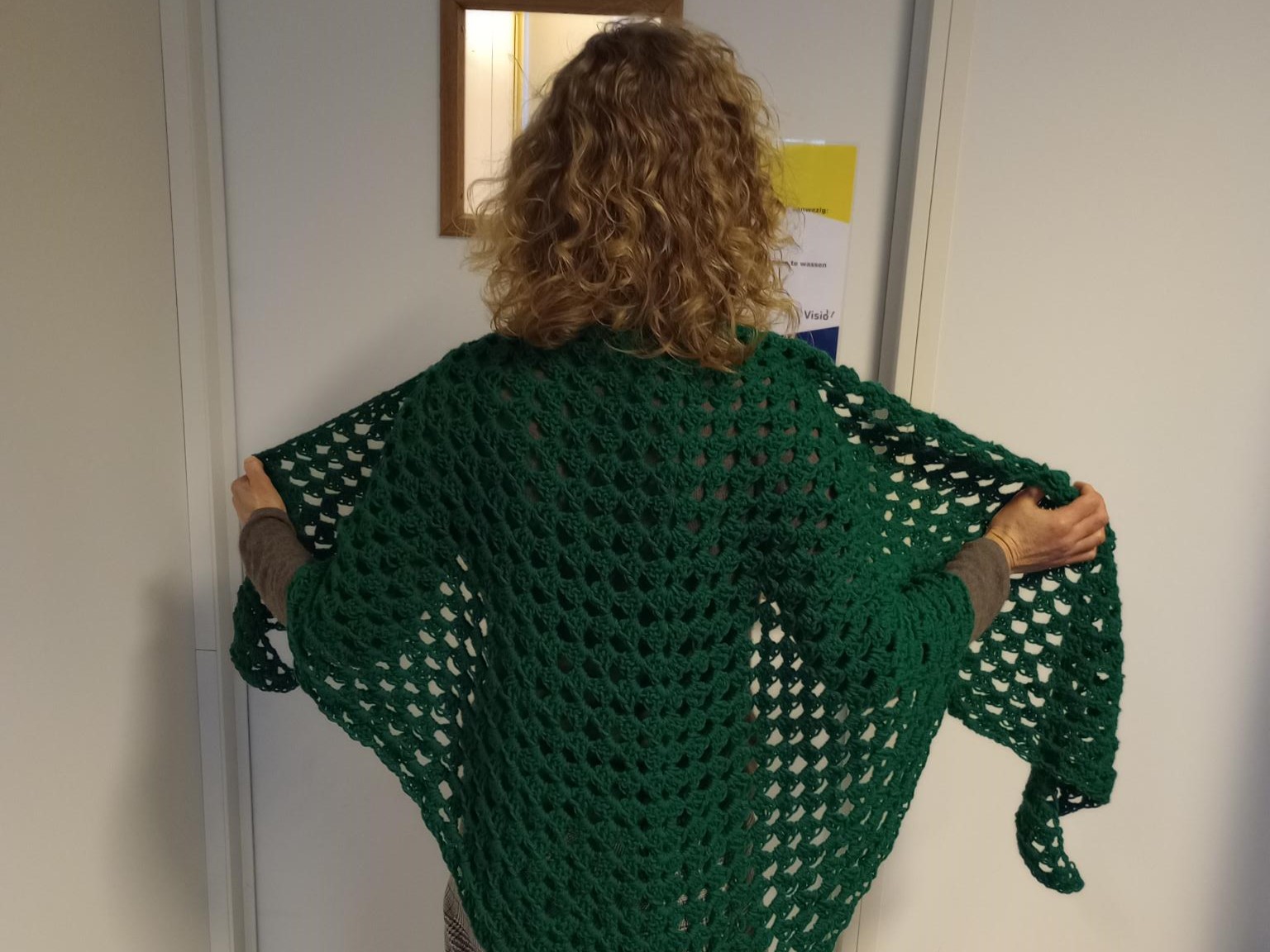 Thea poseert in haar zelf gehaakte vest Thea poseert in haar zelf gehaakte vest