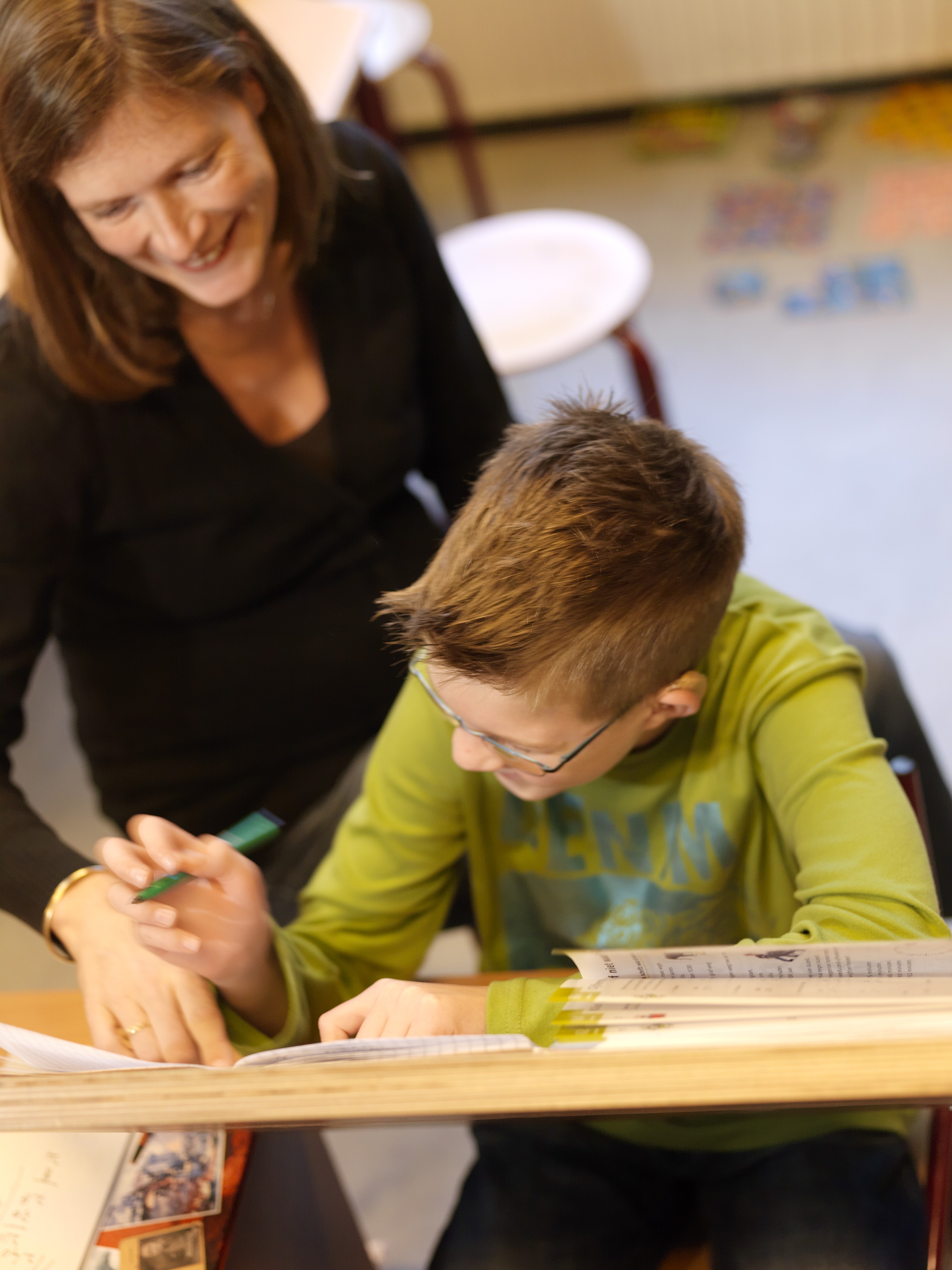 Visio-Onderwijs-Amsterdam-slechtziende-jongen-tekent-docente-achtergrond.jpg (1) Visio-Onderwijs-Amsterdam-slechtziende-jongen-tekent-docente-achtergrond.jpg (1)