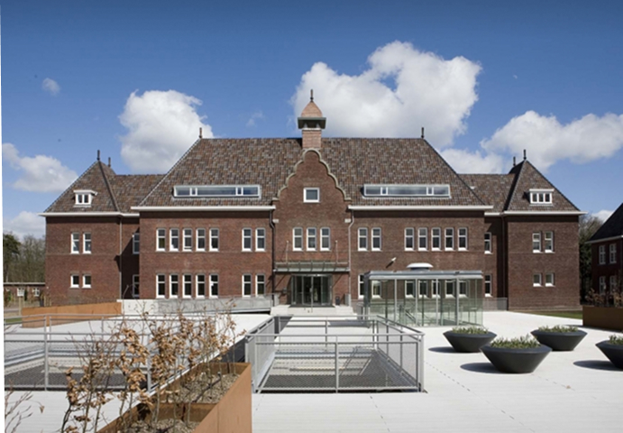 Gevel van het Bestuurs- en bedrijfsbureau van Visio in Huizen Gevel van het Bestuurs- en bedrijfsbureau van Visio in Huizen