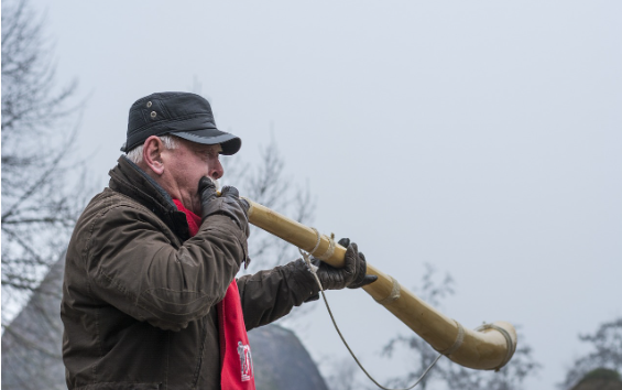 Man blaast op een midwinterhoorn