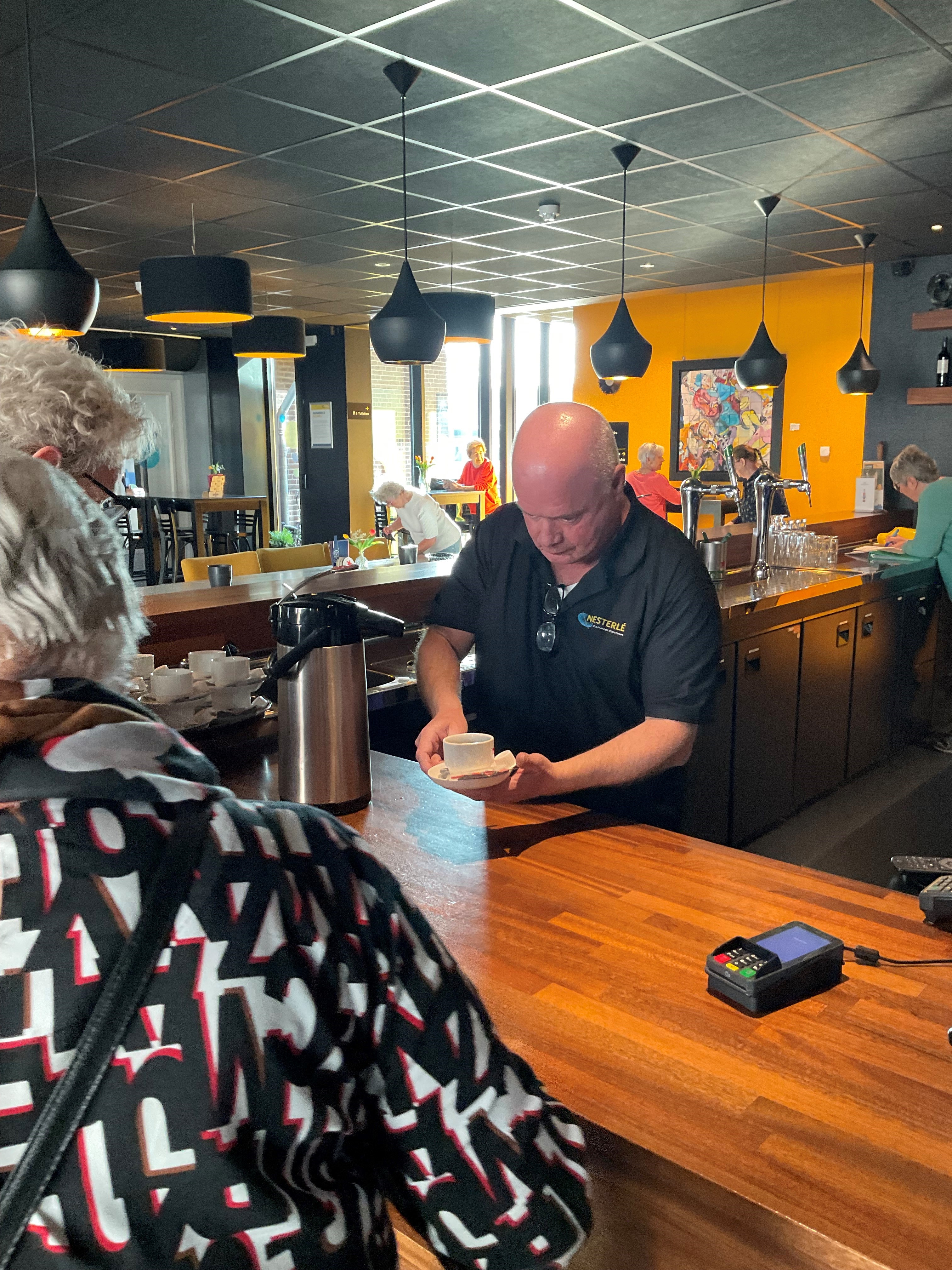 Peter van den Akker achter de bar Peter van den Akker achter de bar