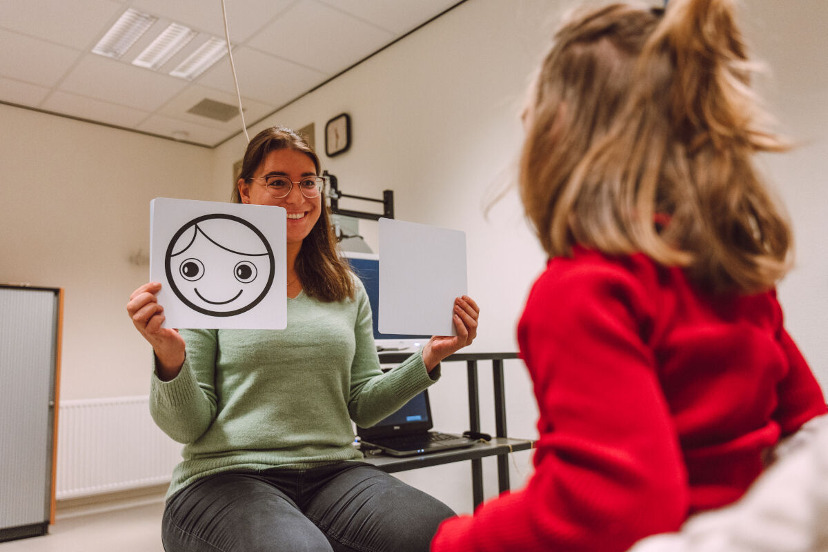 koninklijke_visio_amsterdam_kind_medewerker_onderzoek_5.jpg koninklijke_visio_amsterdam_kind_medewerker_onderzoek_5.jpg