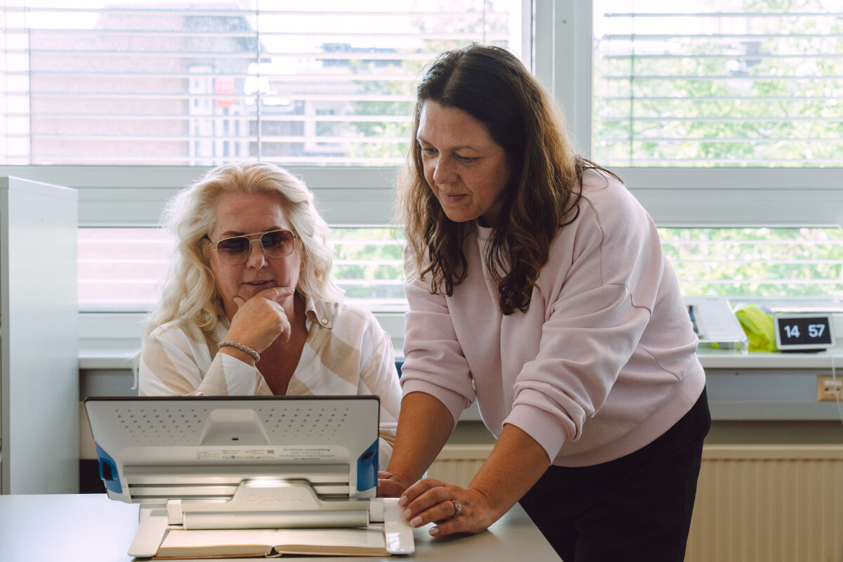 visio-rotterdam--adviesgesprek-medewerker-volwassene-2.jpg visio-rotterdam--adviesgesprek-medewerker-volwassene-2.jpg