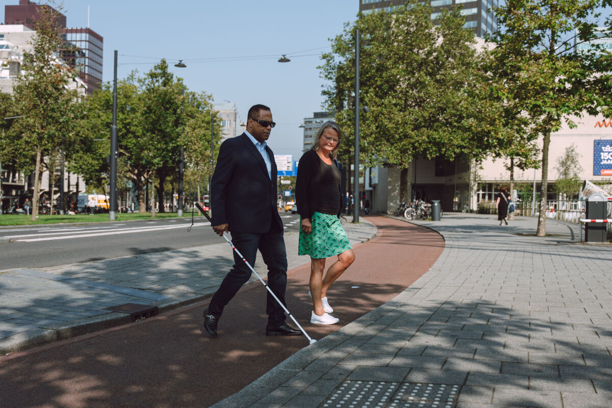 visio-rotterdam-volwassene-medewerker-lopen-taststok-mobiliteit (3).jpg visio-rotterdam-volwassene-medewerker-lopen-taststok-mobiliteit (3).jpg