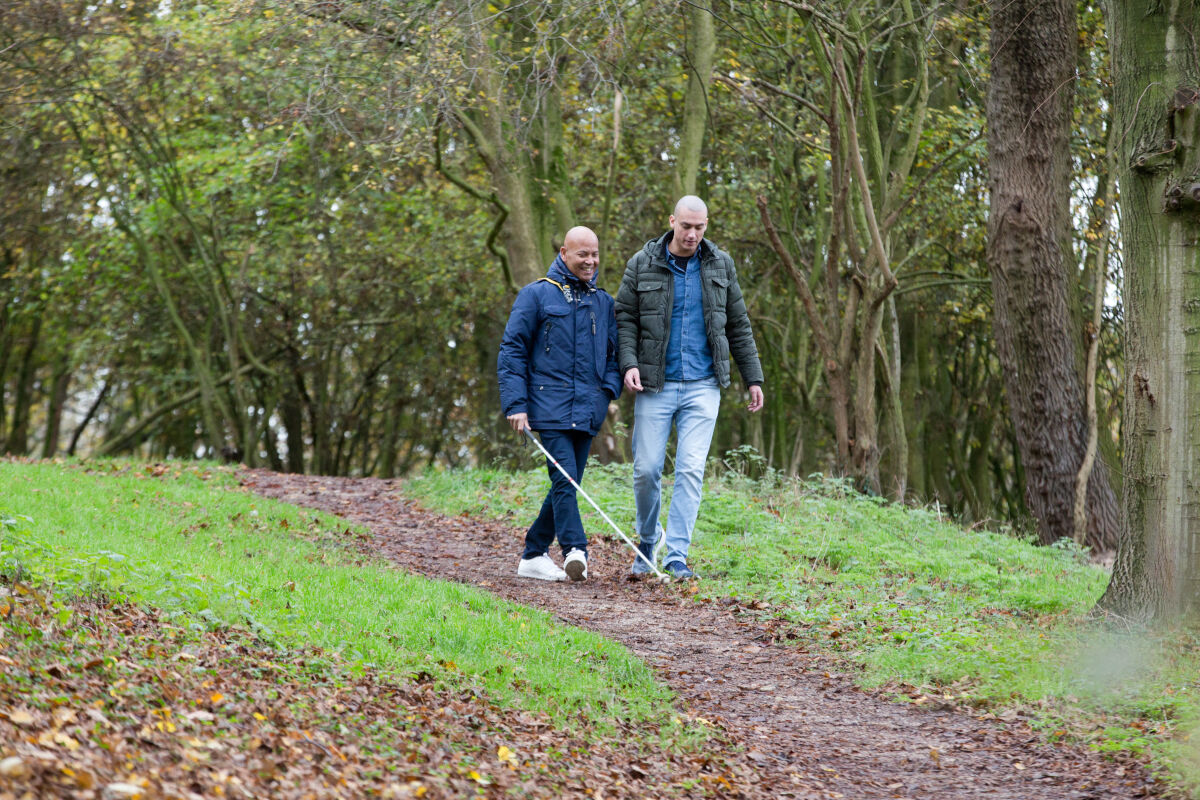 specialistische-begeleiding-naigel-de-lang-buiten-met-taststok-begeleider (1).jpg specialistische-begeleiding-naigel-de-lang-buiten-met-taststok-begeleider (1).jpg