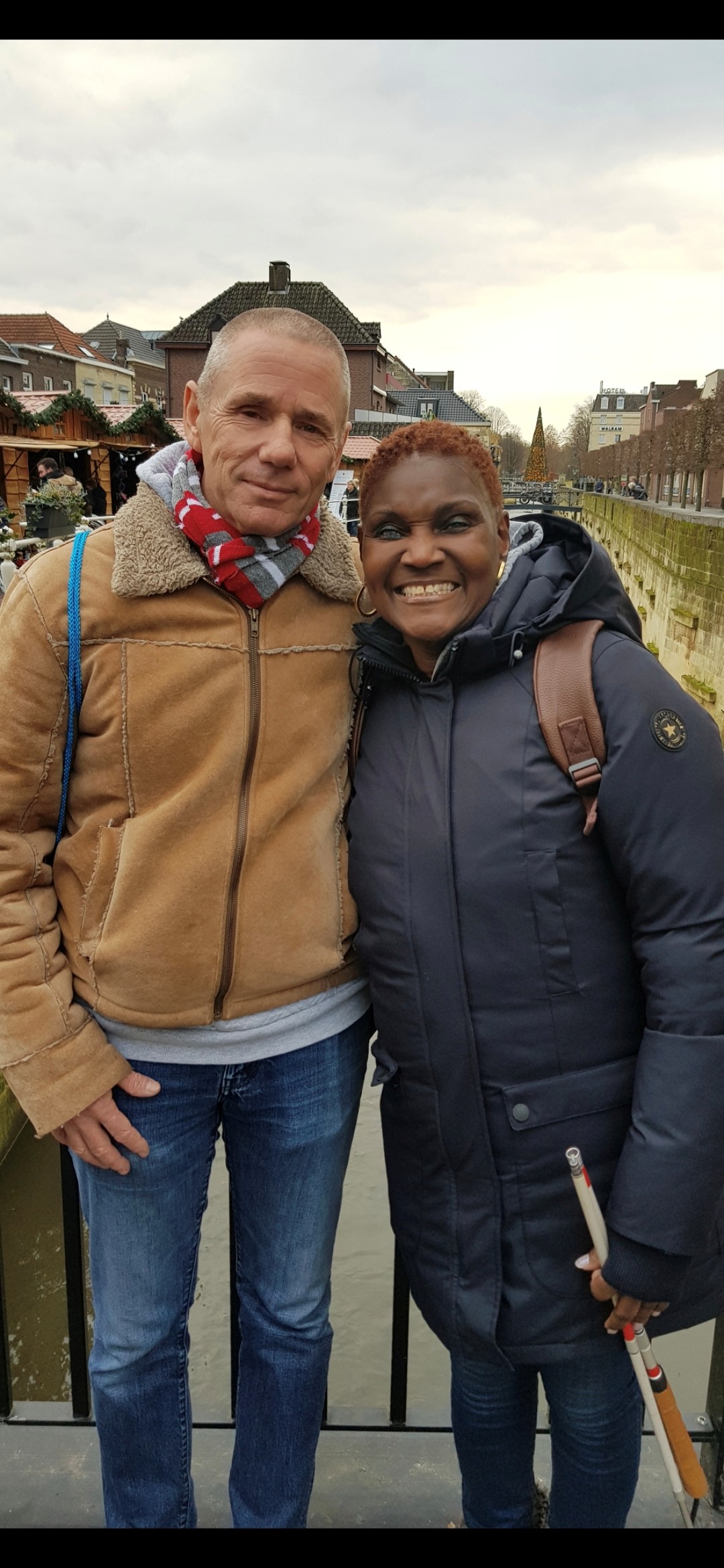 Joy en Willem poseren samen lachend op de foto Joy en Willem poseren samen lachend op de foto