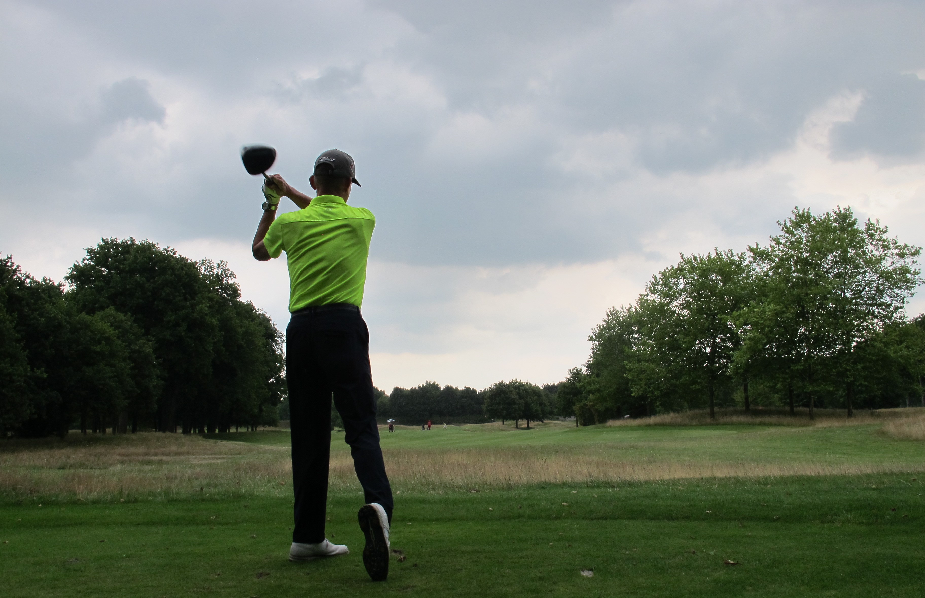 Een actie-shot van Ronald Boef. Hij staat met zijn rug naar de camera toe en heeft net een bal weggeslagen. Een actie-shot van Ronald Boef. Hij staat met zijn rug naar de camera toe en heeft net een bal weggeslagen.