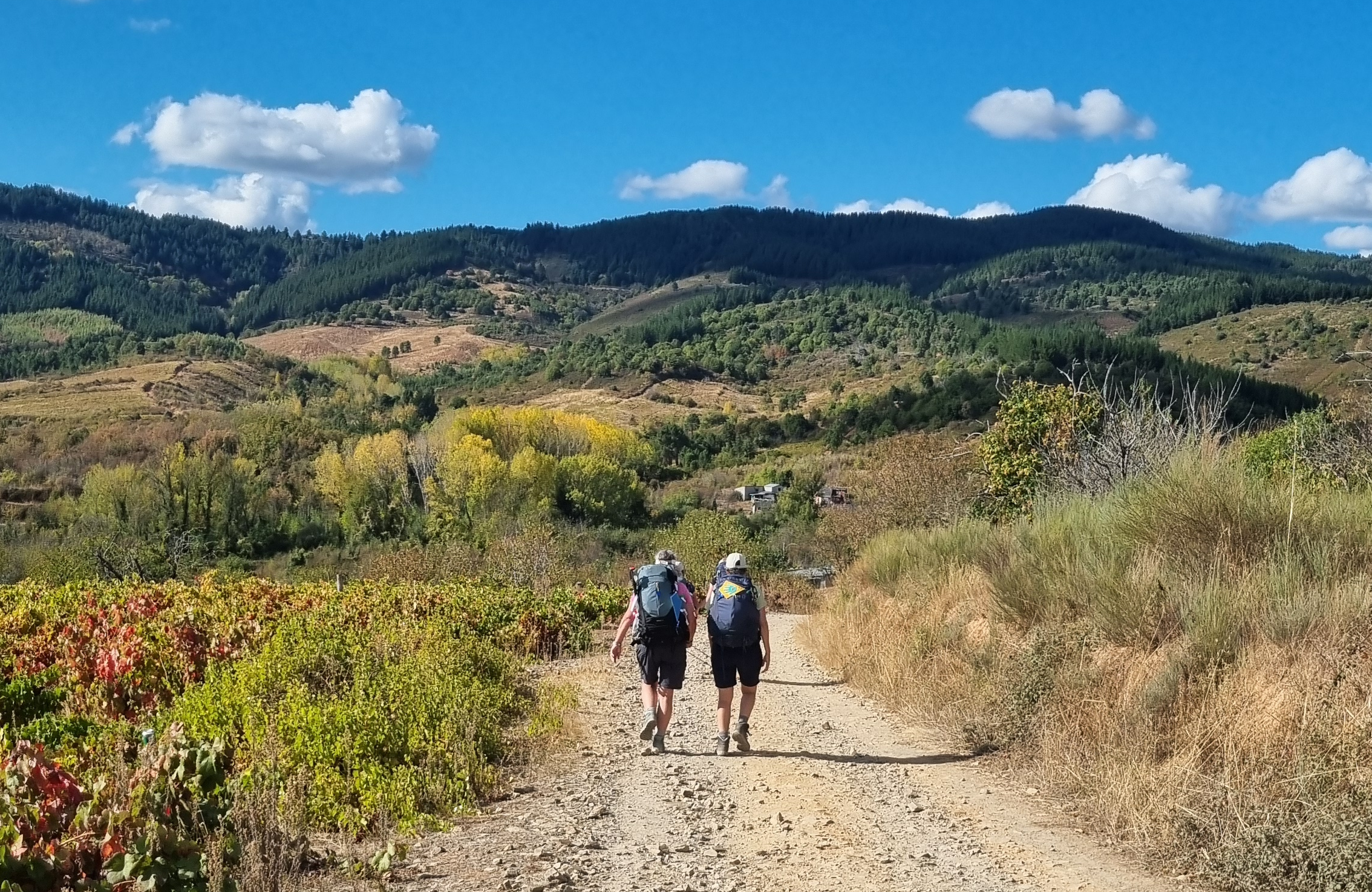 Twee personen lopen de pelgrimstocht naar Santiago de Compostella Twee personen lopen de pelgrimstocht naar Santiago de Compostella