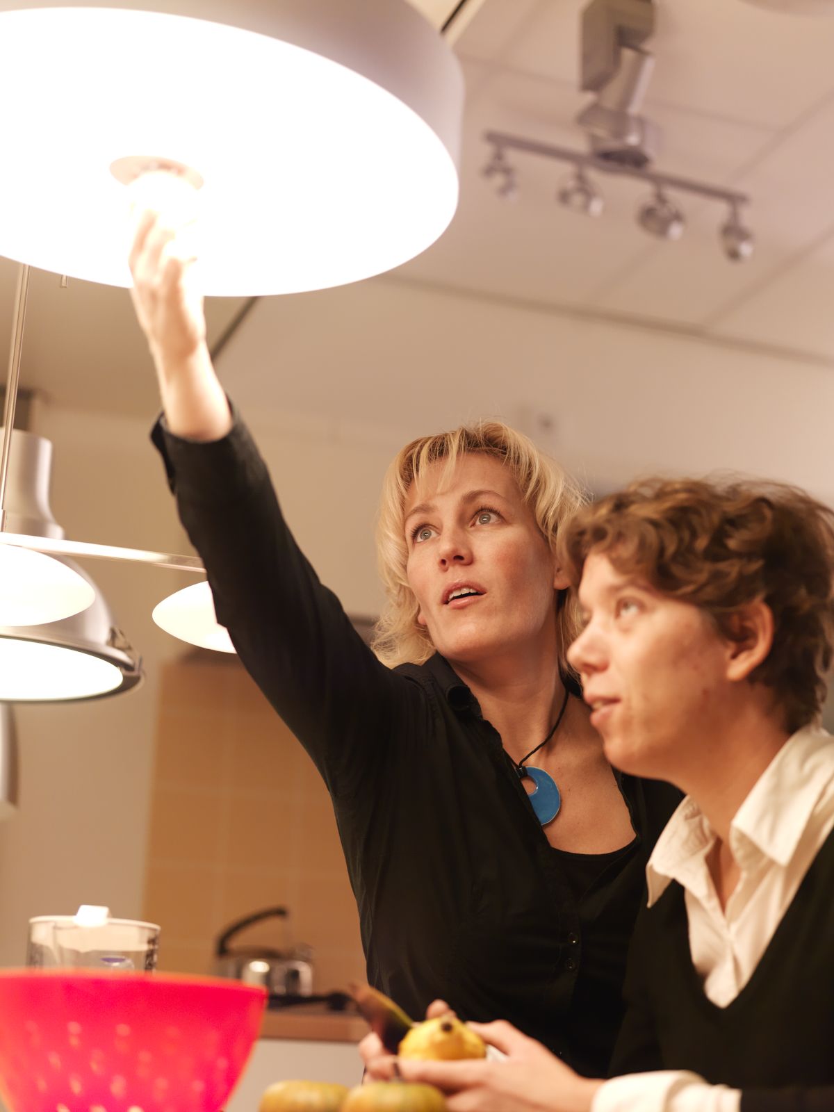 Slechtziende vrouw krijgt lichttraining Slechtziende vrouw krijgt lichttraining