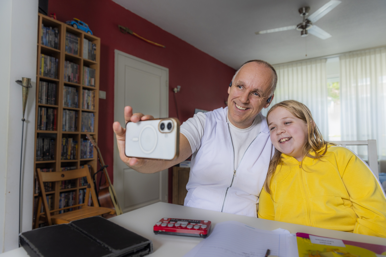Visio Stefan Vader Dochter Gezin Selfie Technologie Braille Leesregel Smartphone Thuis Visio Stefan Vader Dochter Gezin Selfie Technologie Braille Leesregel Smartphone Thuis