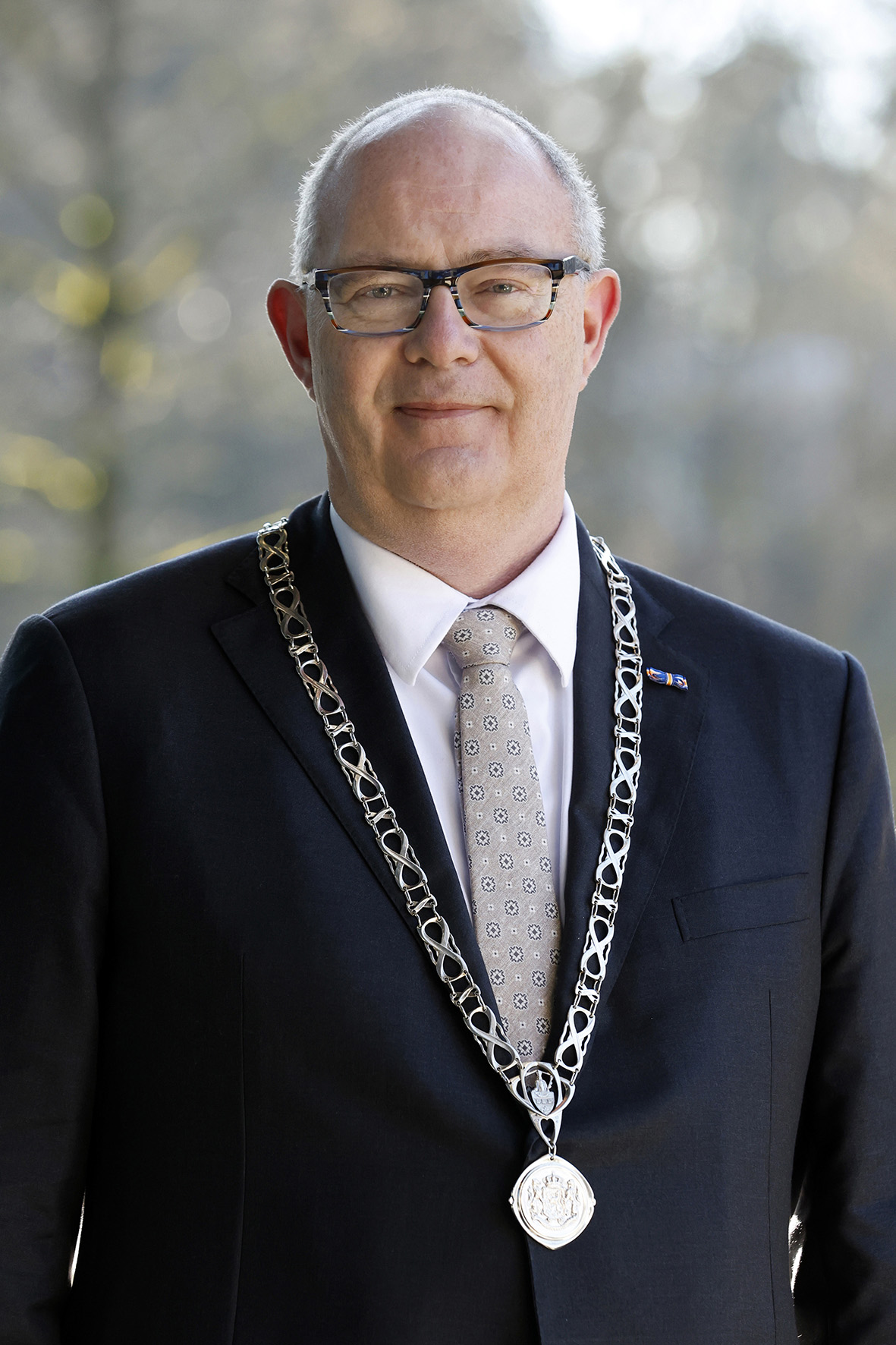 Burgemeester van Waalre, Marcel Oosterveer, met zijn ambtsketting om