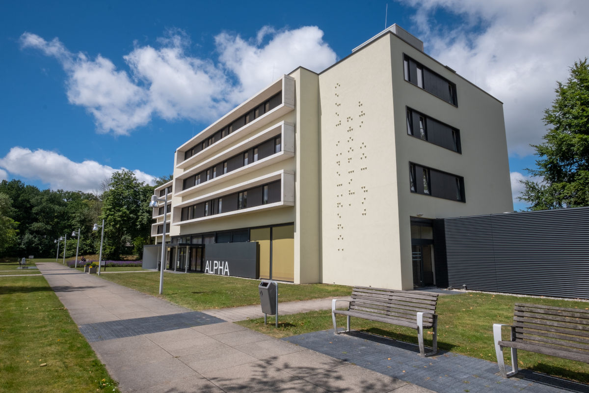 Vooraanzicht van hoofdgebouw Alpha van Visio Het Loof Erf met braille op de gevel Vooraanzicht van hoofdgebouw Alpha van Visio Het Loof Erf met braille op de gevel