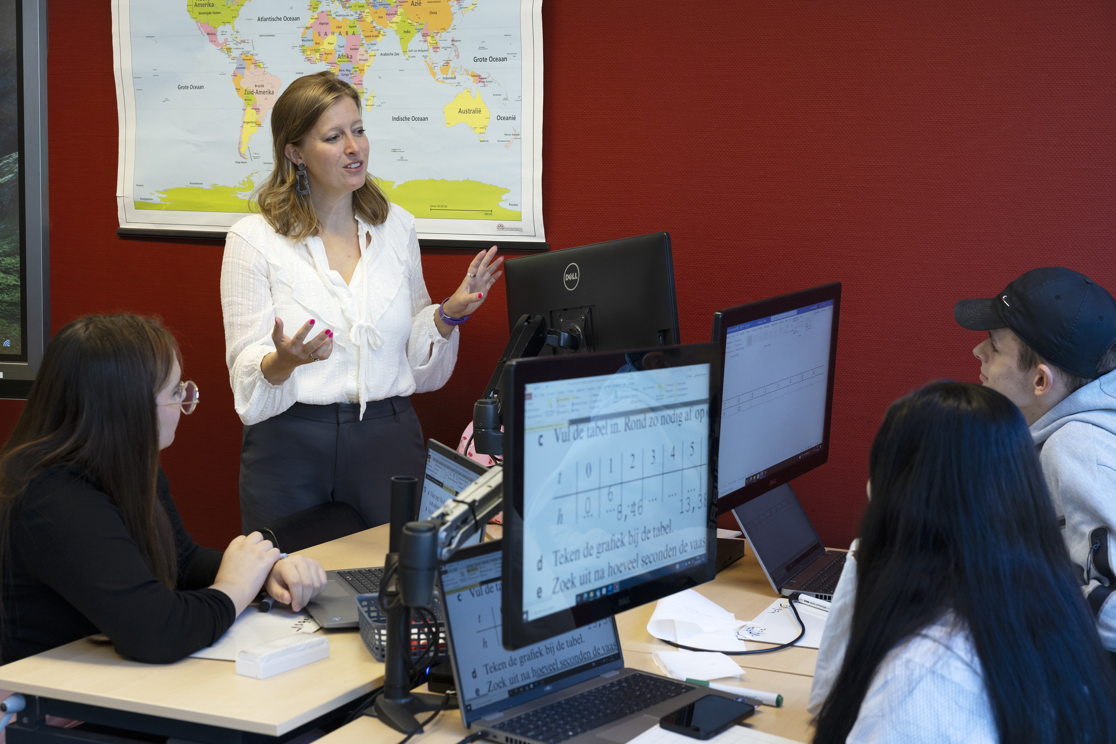 Juf Eva Slootweg in de klas met kinderen achter beeldschermen Juf Eva Slootweg in de klas met kinderen achter beeldschermen