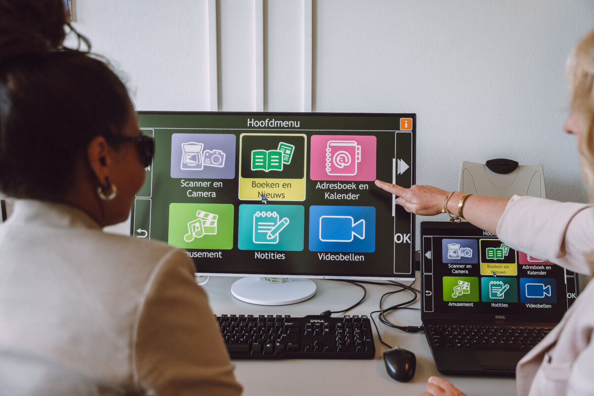 Slechtziende vrouw krijgt computertraining Slechtziende vrouw krijgt computertraining