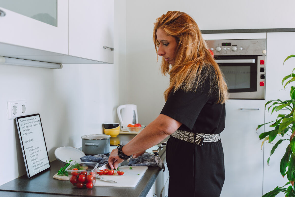 Visio opent nieuwe kookgroep in Nijmegen Afbeelding van slechtziende vrouw die aan het koken is