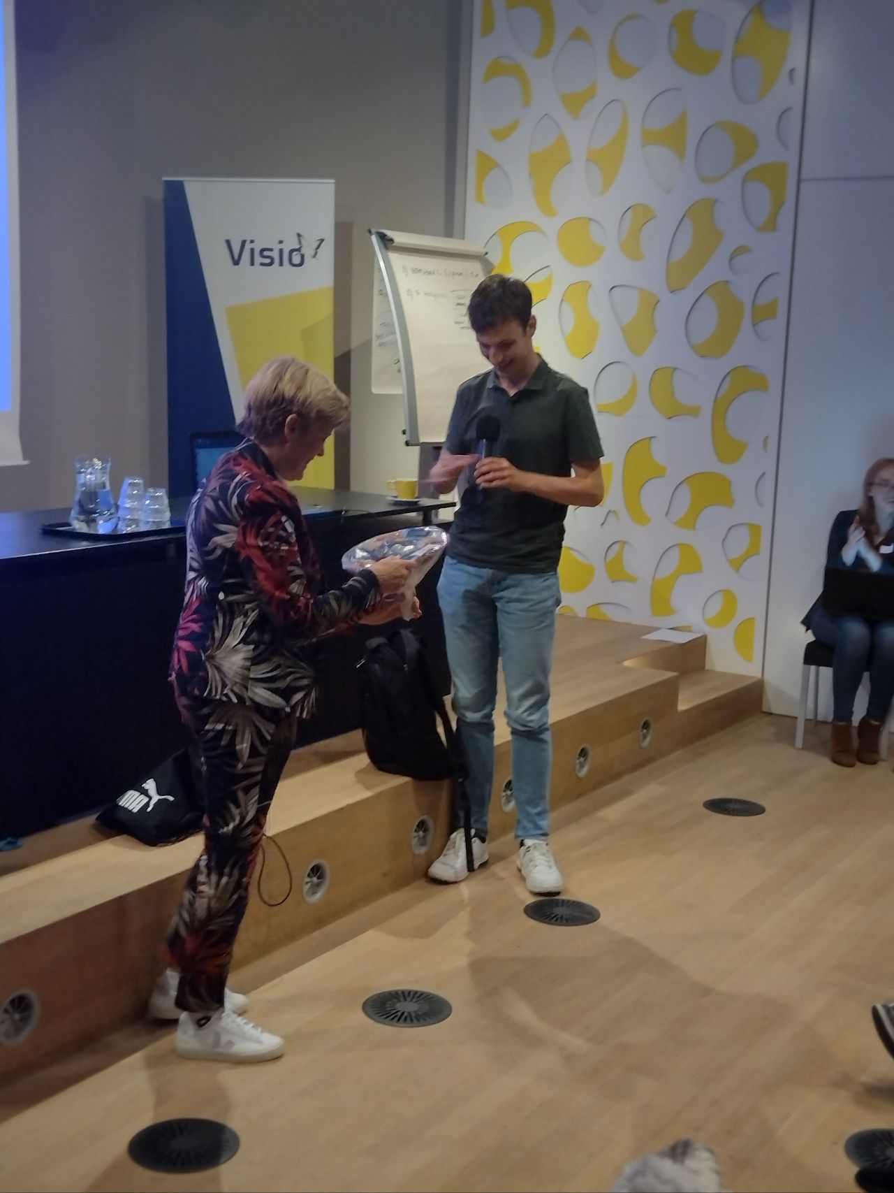 Twan Driessen bedankt Judith Wijnen voor haar inzet voor de jongeren met een visuele beperking