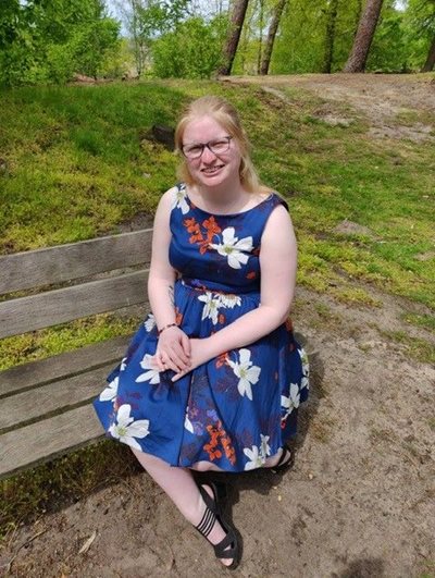 Visio-Het-Loo-Erf-Demi-zit-op-een-bank-in-de-bossen.jpg Visio-Het-Loo-Erf-Demi-zit-op-een-bank-in-de-bossen.jpg