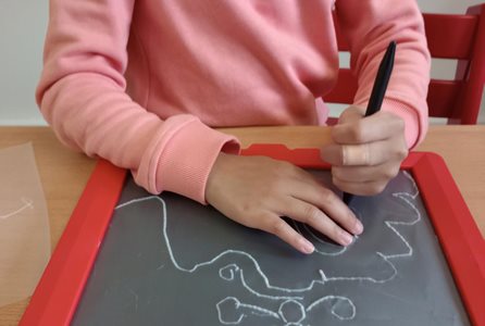 Teken mee - handen die tekening met krijt maken