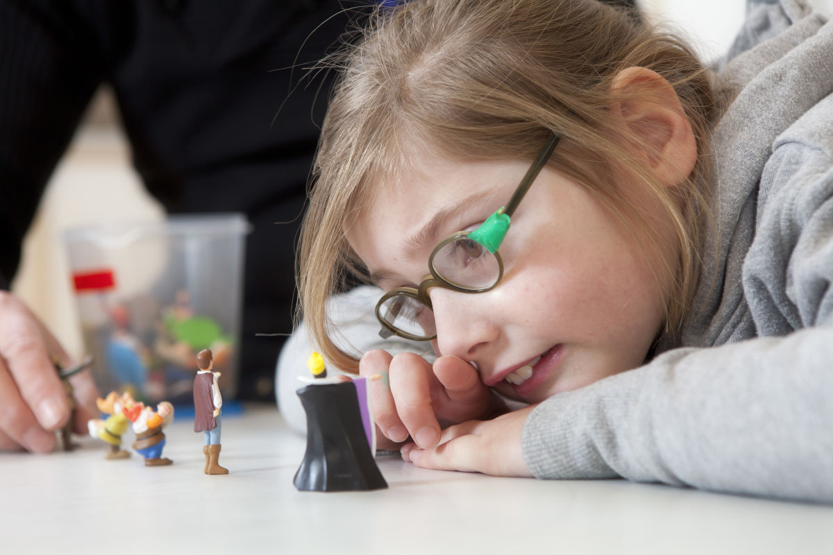 leerlinge-kijkt-naar-mini-figuurtjes leerlinge-kijkt-naar-mini-figuurtjes