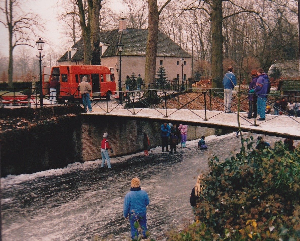 Een groep mensen speelt op het ijs. Een oude foto van Huis Te Echten Een groep mensen speelt op het ijs. Een oude foto van Huis Te Echten