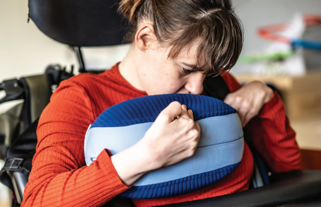 Cliënt houdt het Somnox kussen tegen zich aan geklemd. Cliënt houdt het Somnox kussen tegen zich aan geklemd.