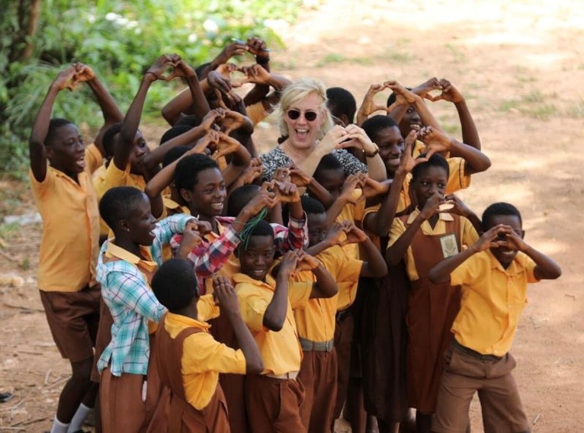 Hartjes worden uitgebeeld door Afrikaanse kinderen en blanke vrouw Hartjes worden uitgebeeld door Afrikaanse kinderen en blanke vrouw