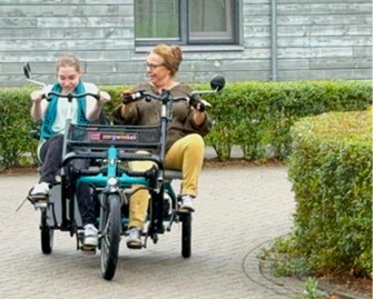 Bewoner en haar moeder gebruiken de duofiets Bewoner en haar moeder gebruiken de duofiets