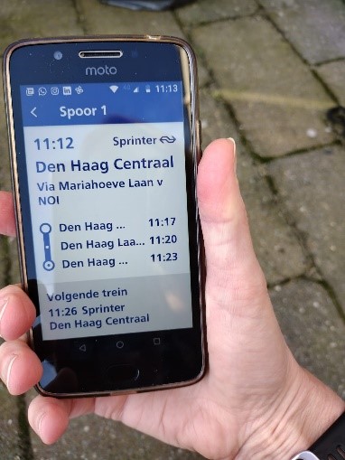 Smartphone waarop de NS perronwijzer te zien
is.