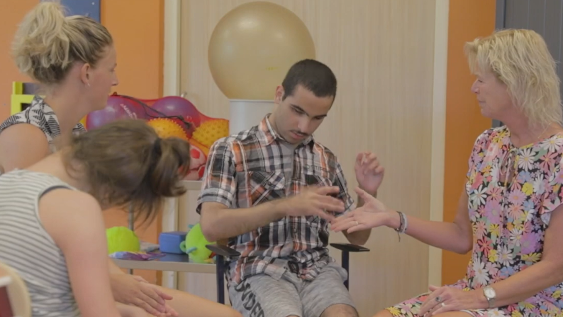 Cliënten en medewerkers zitten in een kleine kring Cliënten en medewerkers zitten in een kleine kring