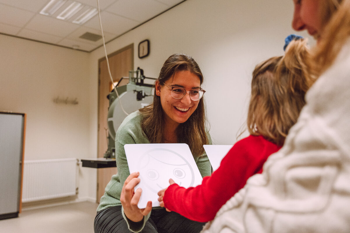 koninklijke_visio_amsterdam_kind_medewerker_onderzoek_7.jpg koninklijke_visio_amsterdam_kind_medewerker_onderzoek_7.jpg