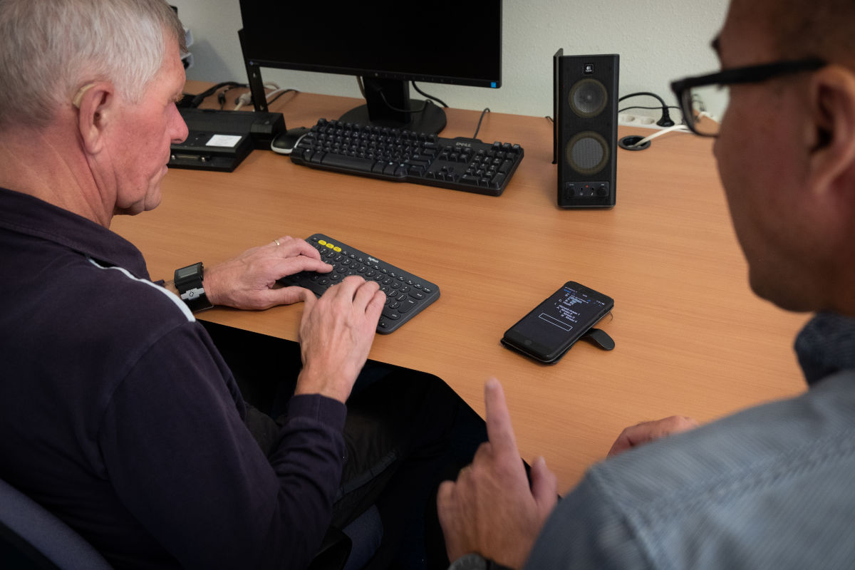 Man krijgt computer training Man krijgt computer training