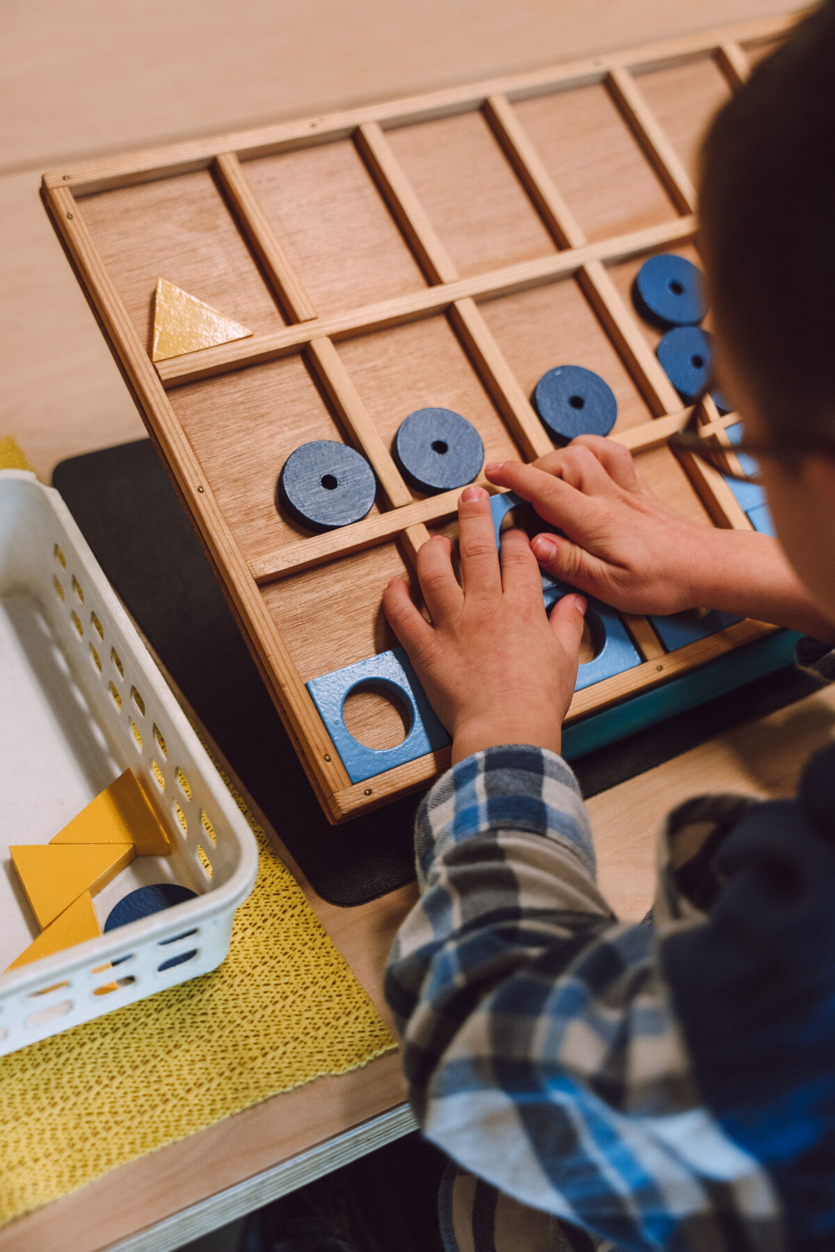 Kind speelt een tastspel Kind speelt een tastspel