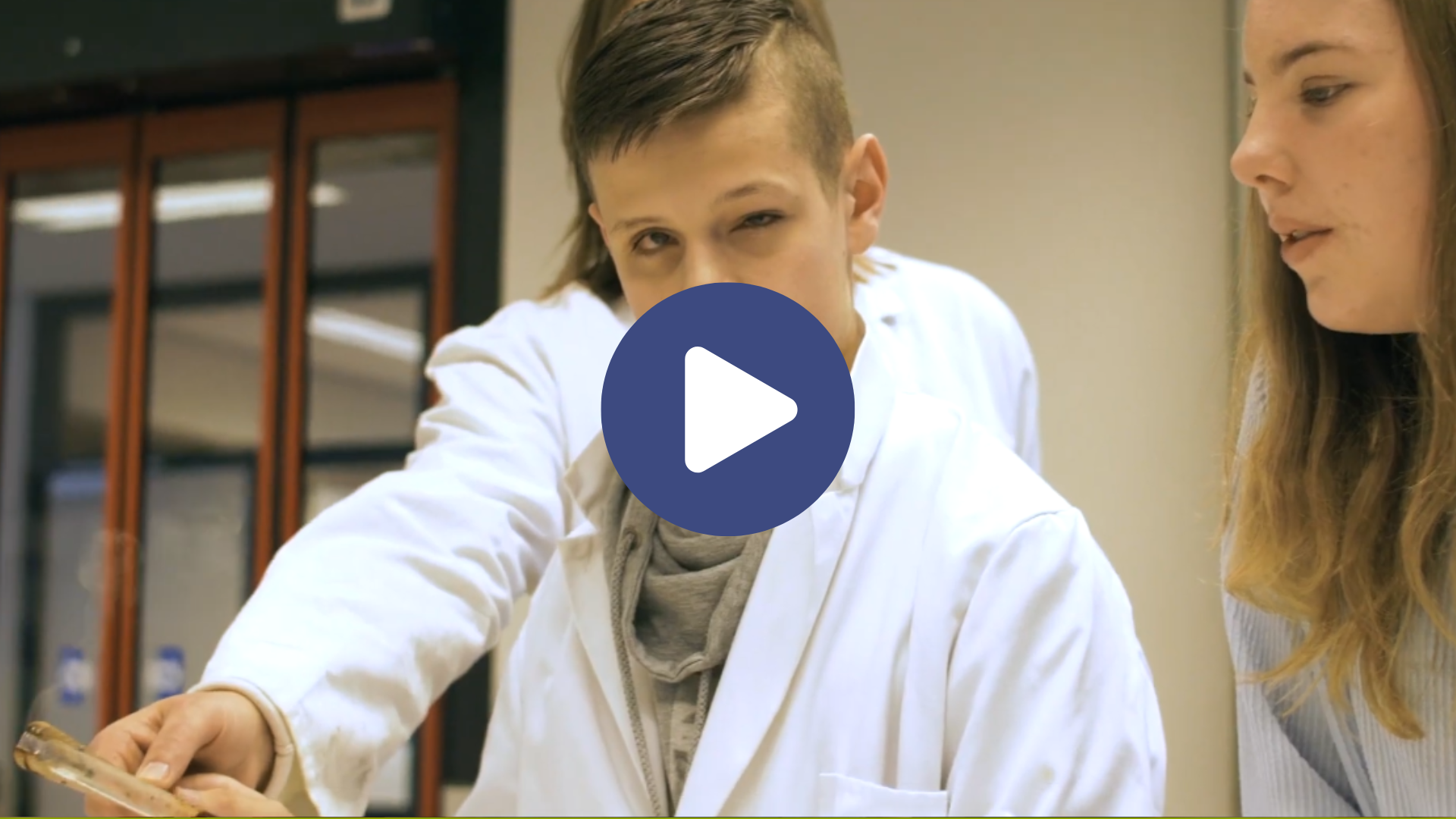 Klik op de afbeelding om de video over de Onderwijs Helpdesk te kijken. Klik op de afbeelding om de video over de Onderwijs Helpdesk te kijken.
