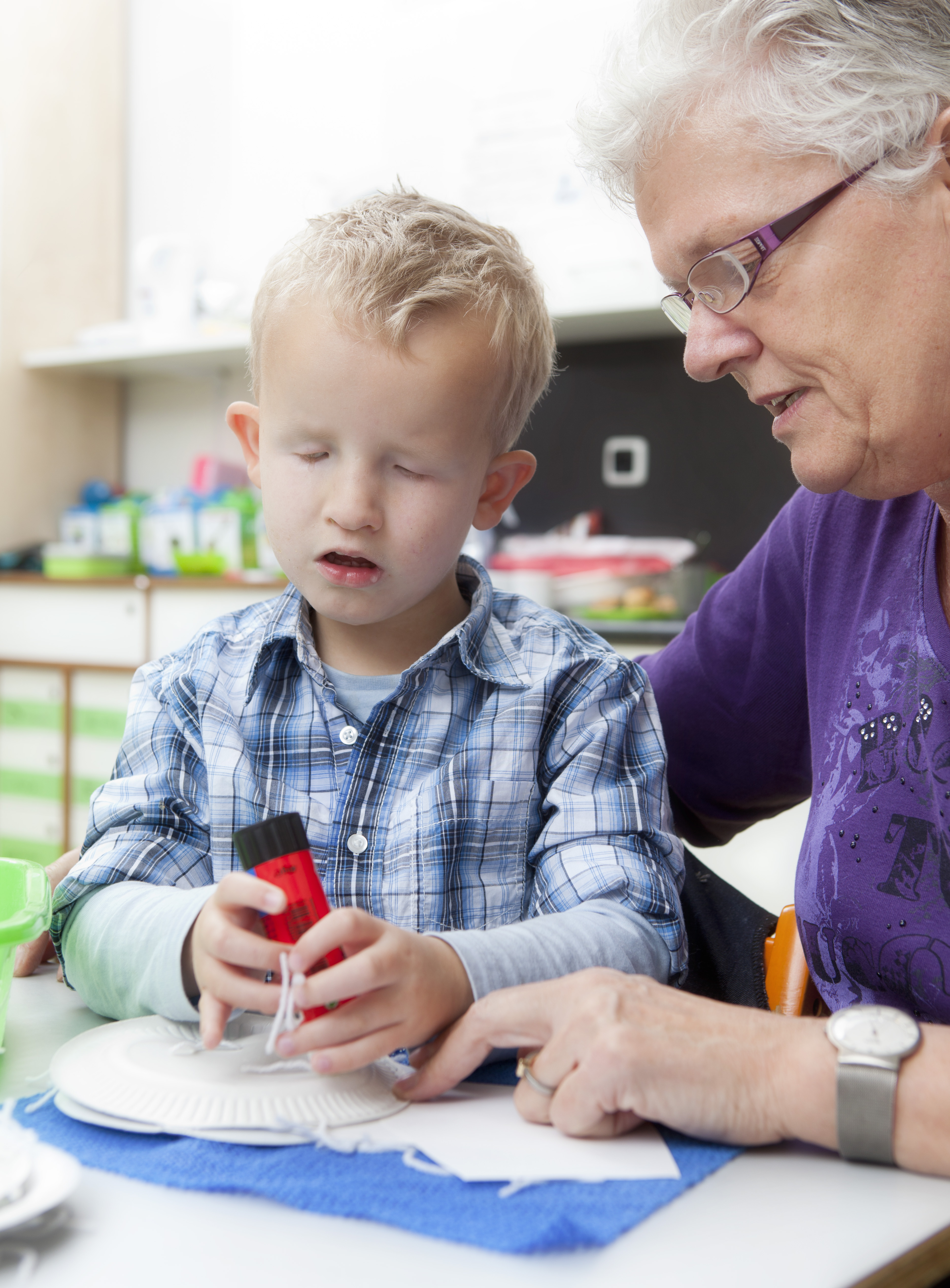 Leerling knutselt aan een paard samen met begeleider. Leerling knutselt aan een paard samen met begeleider.