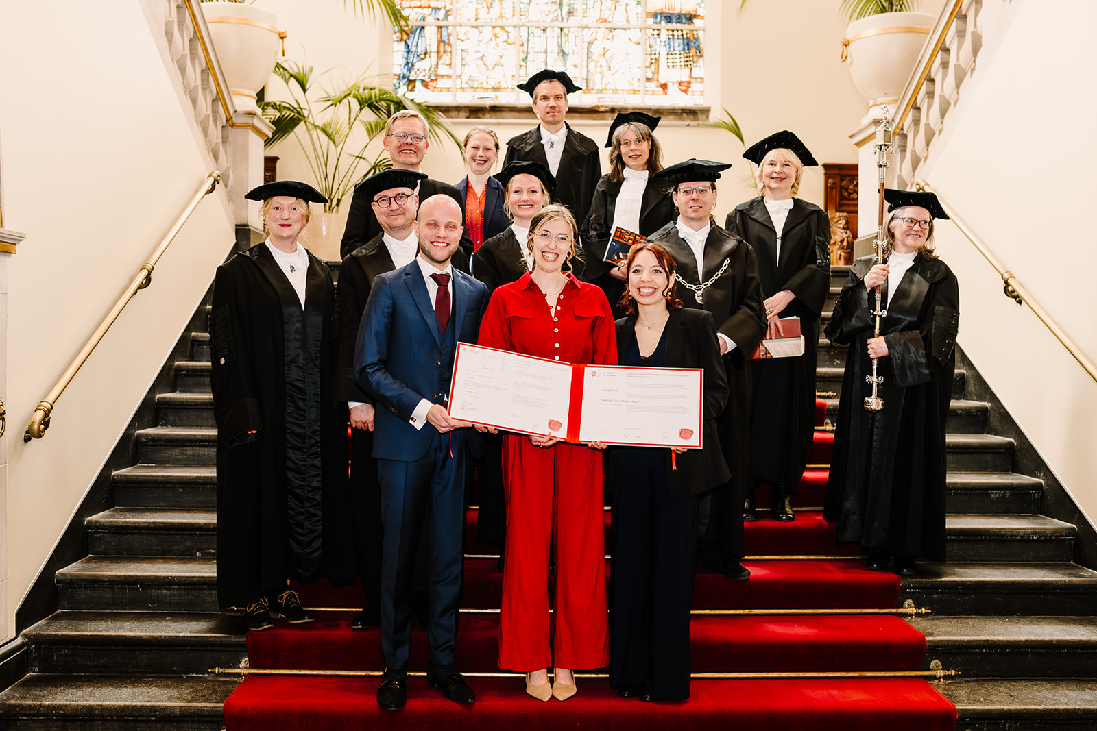 Sarah Tol poseert lachend met haar proefschrift na haar verdediging Sarah Tol poseert lachend met haar proefschrift na haar verdediging