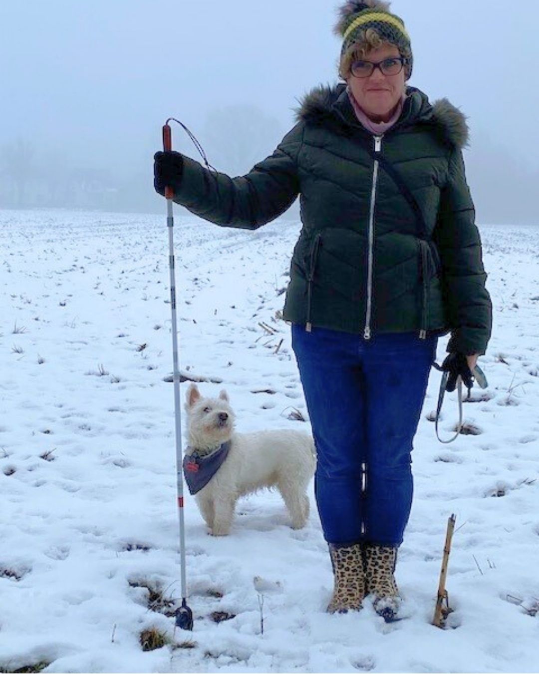 Anke Boulanger en haar hondje Zypo samen in de sneeuw