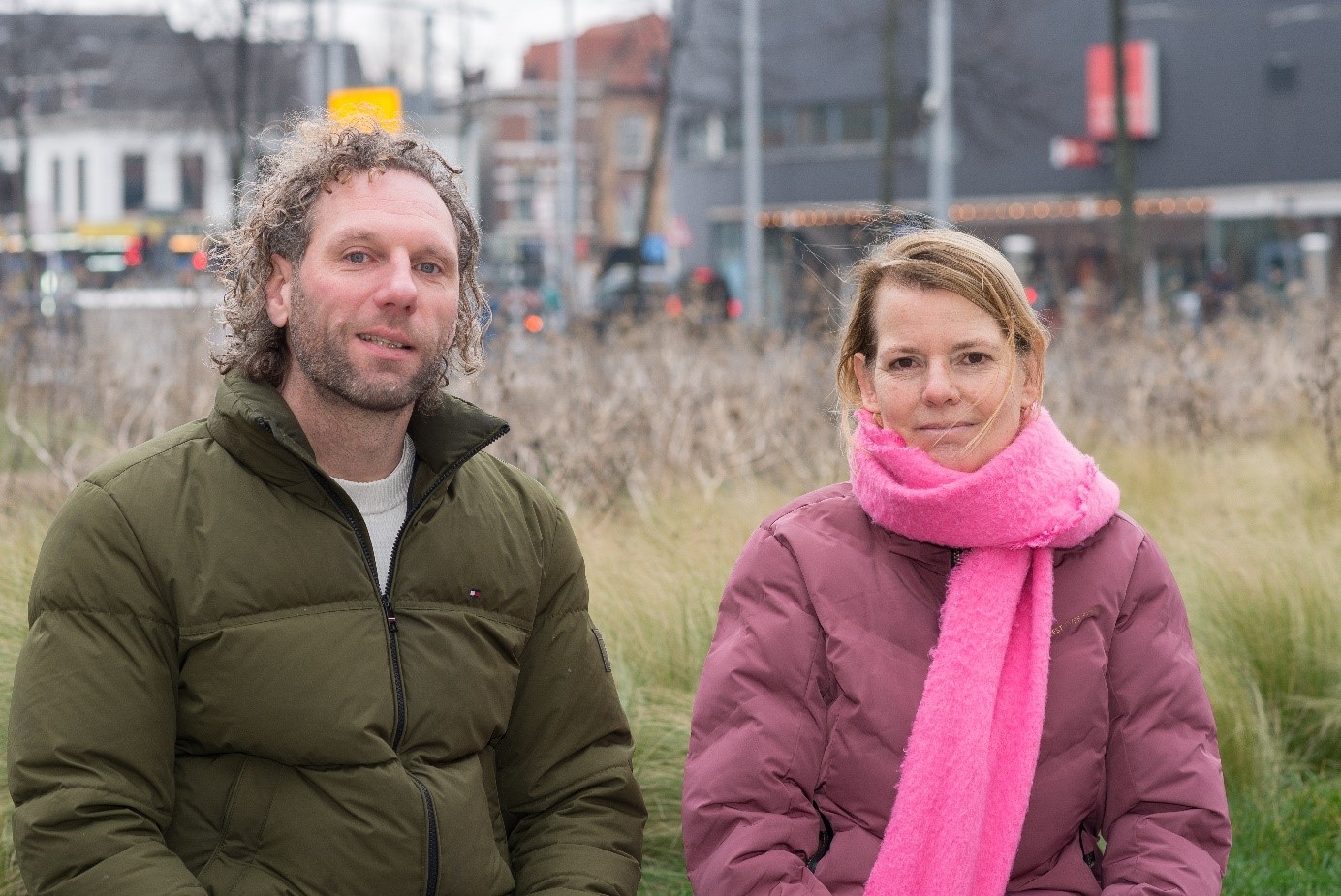 Jeffrey de Jong en Margreet Roemeling poseren samen voor een grasveld