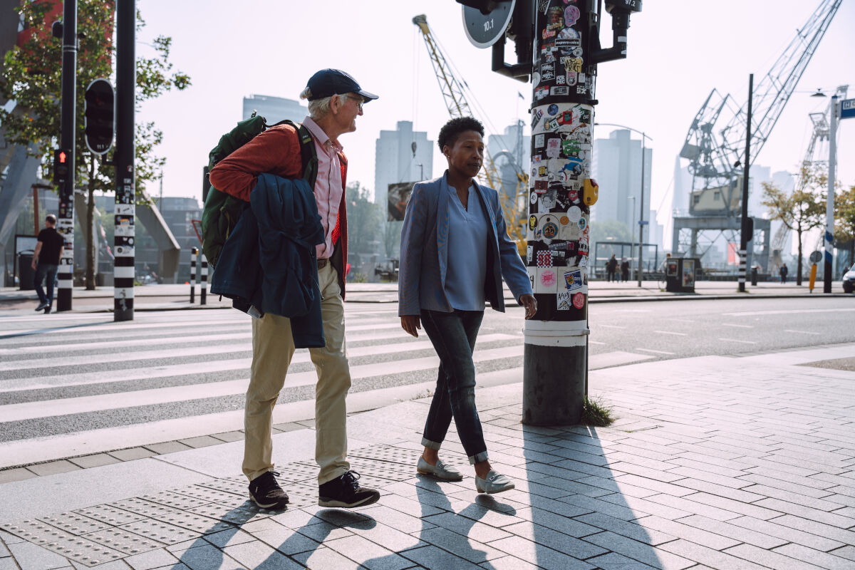 client en adviesmedewerker steken de straat over client en adviesmedewerker steken de straat over