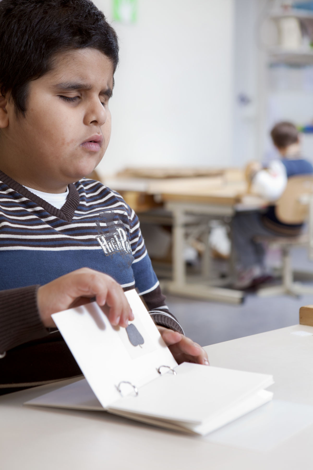 Leerling voelt aan tactiel boekje. Leerling voelt aan tactiel boekje.