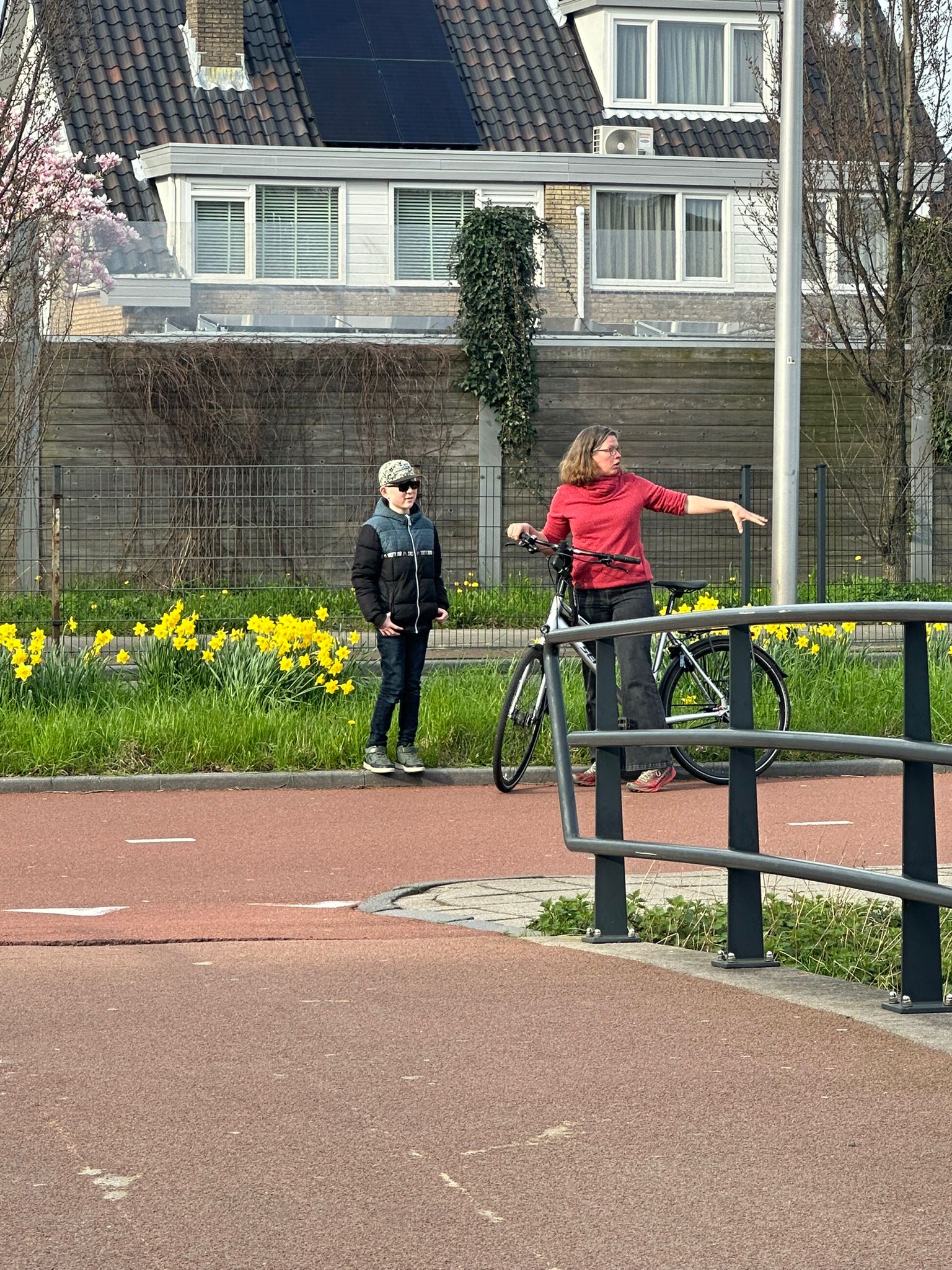Ergotherapeut helpt Huang om zelfstandig te fietsen. Ergotherapeut helpt Huang om zelfstandig te fietsen.