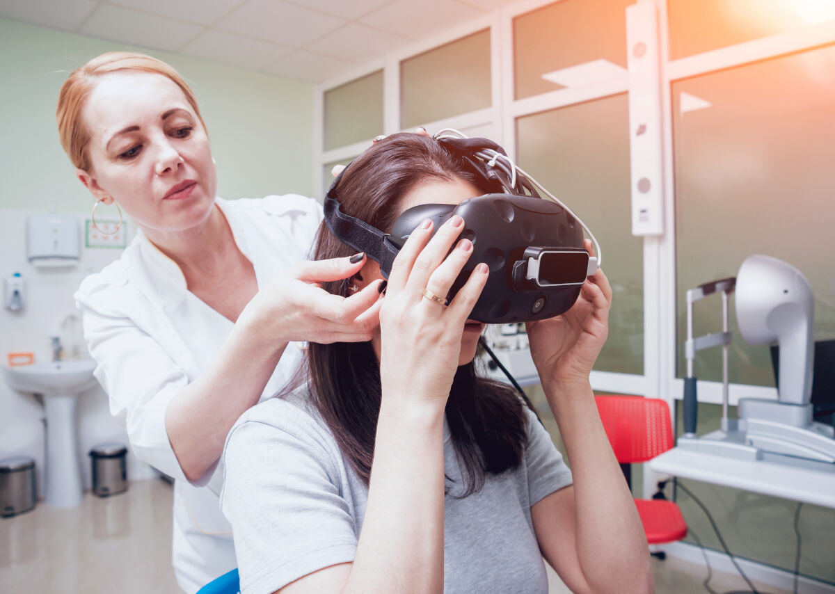 Vrouw helpt kind met VR-bril Vrouw helpt kind met VR-bril