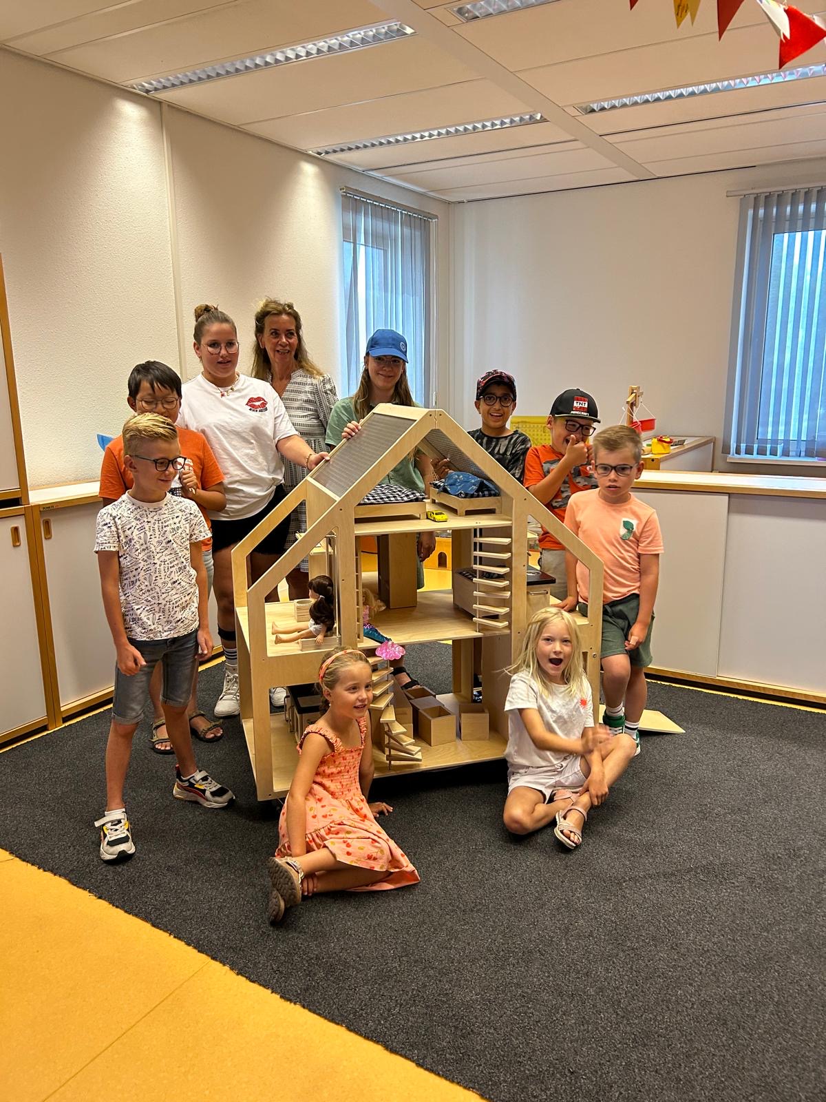 Visio poppenvilla met kinderen en volwassene Visio poppenvilla met kinderen en volwassene