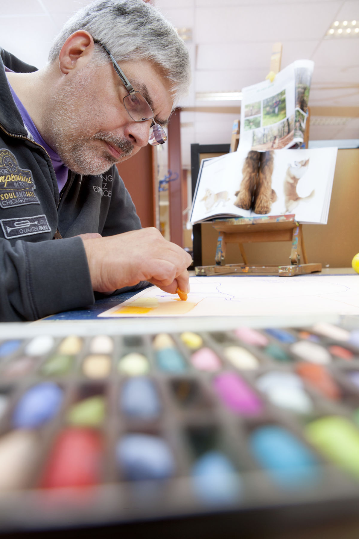 Cliënt is creatief bezig met waskrijt Cliënt is creatief bezig met waskrijt