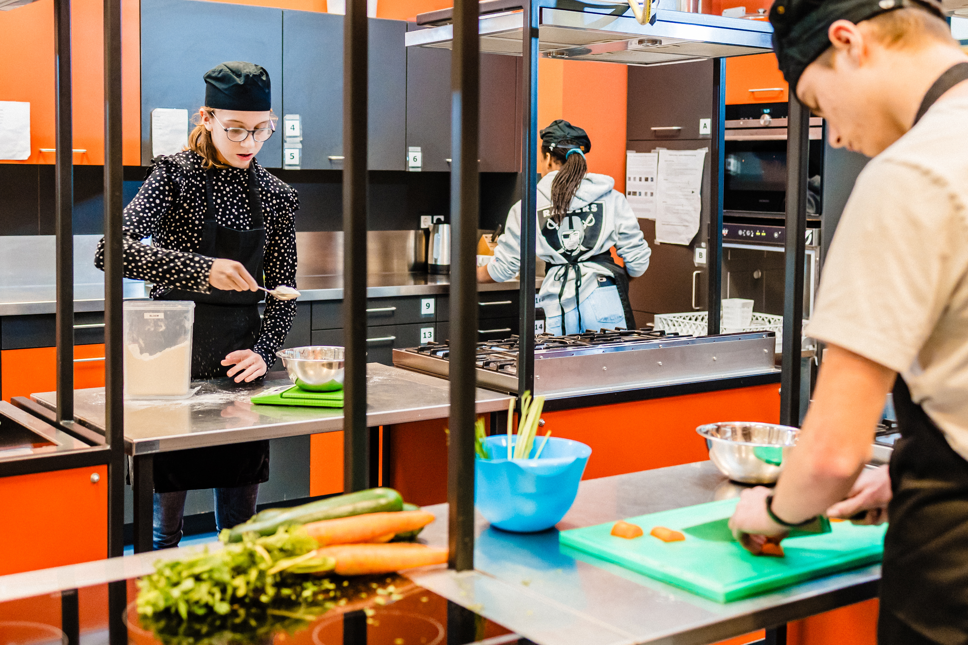Kinderen van onderwijs Grave zijn aan het koken. 