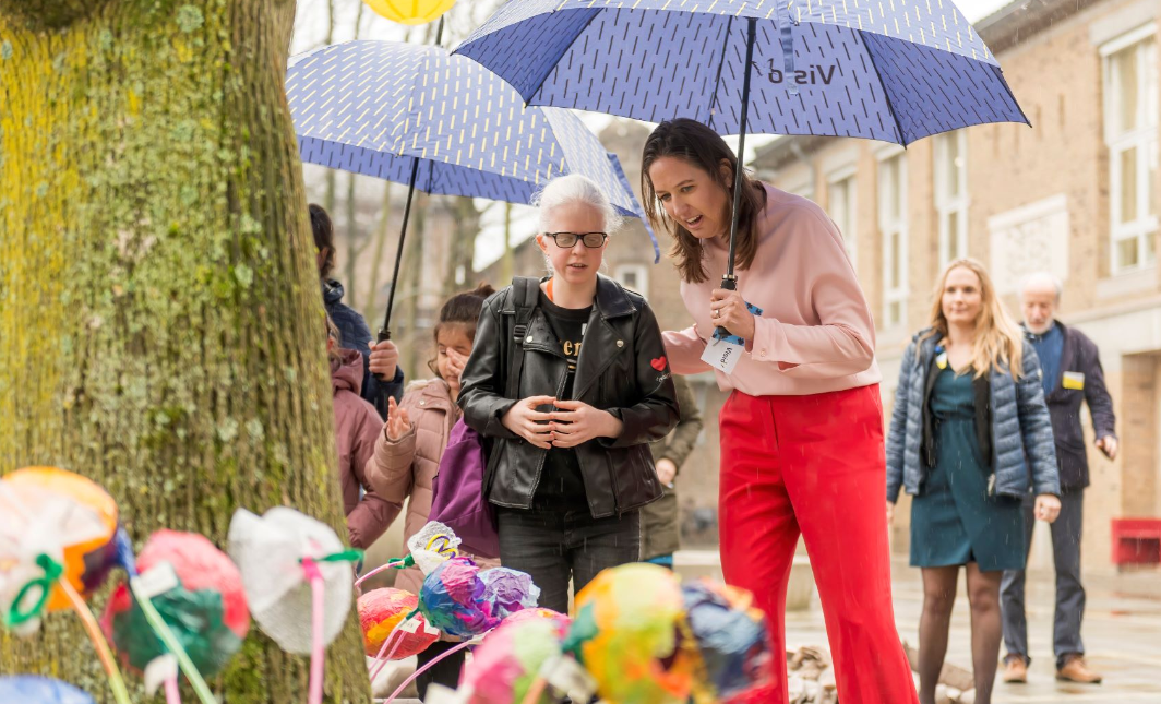 Leerling en docent kijken samen naar knutselwerkjes. Leerling en docent kijken samen naar knutselwerkjes.