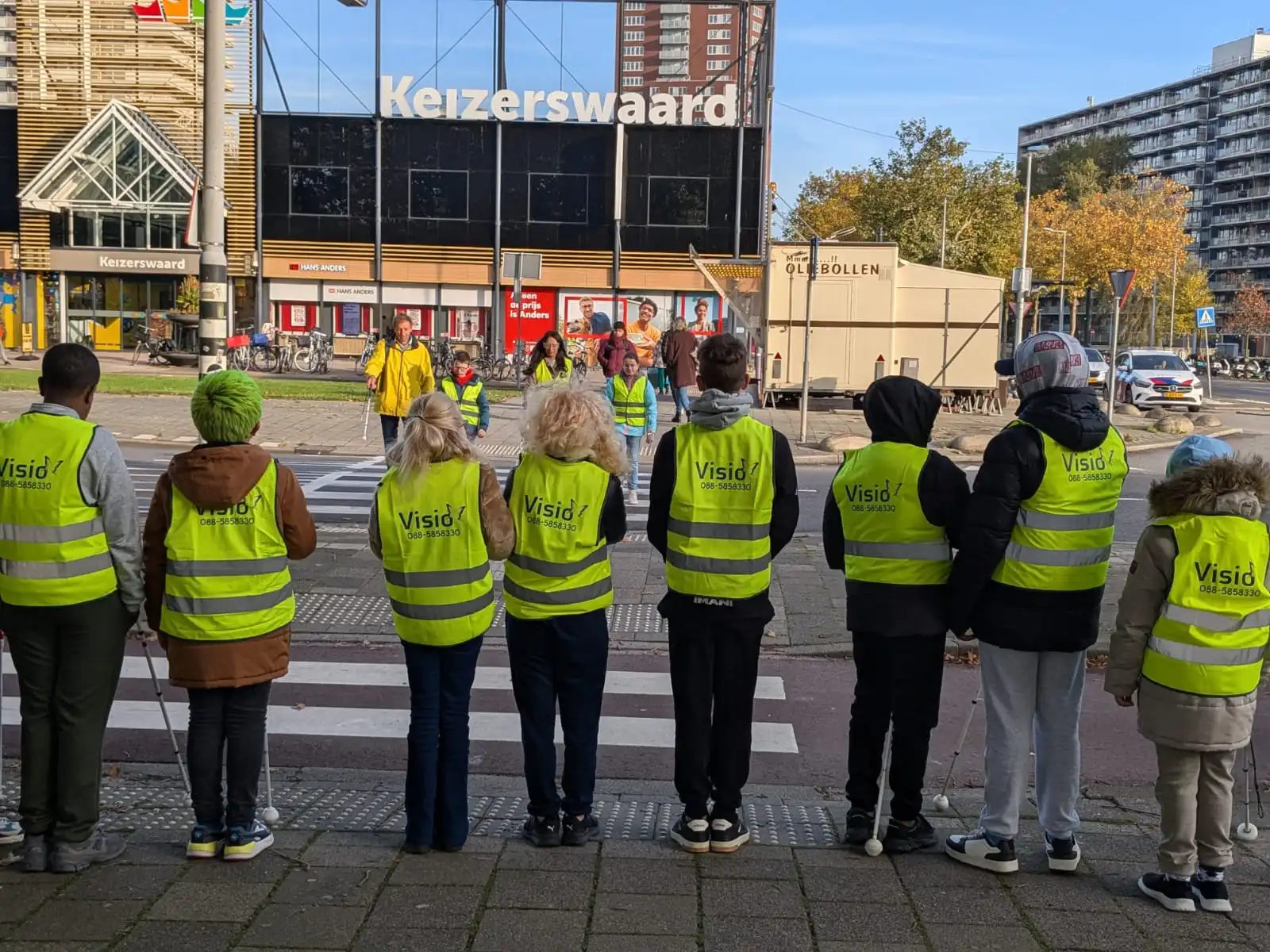 Leerlingen van Visio Onderwijs Rotterdam oefenen met het oversteken met de witte stok