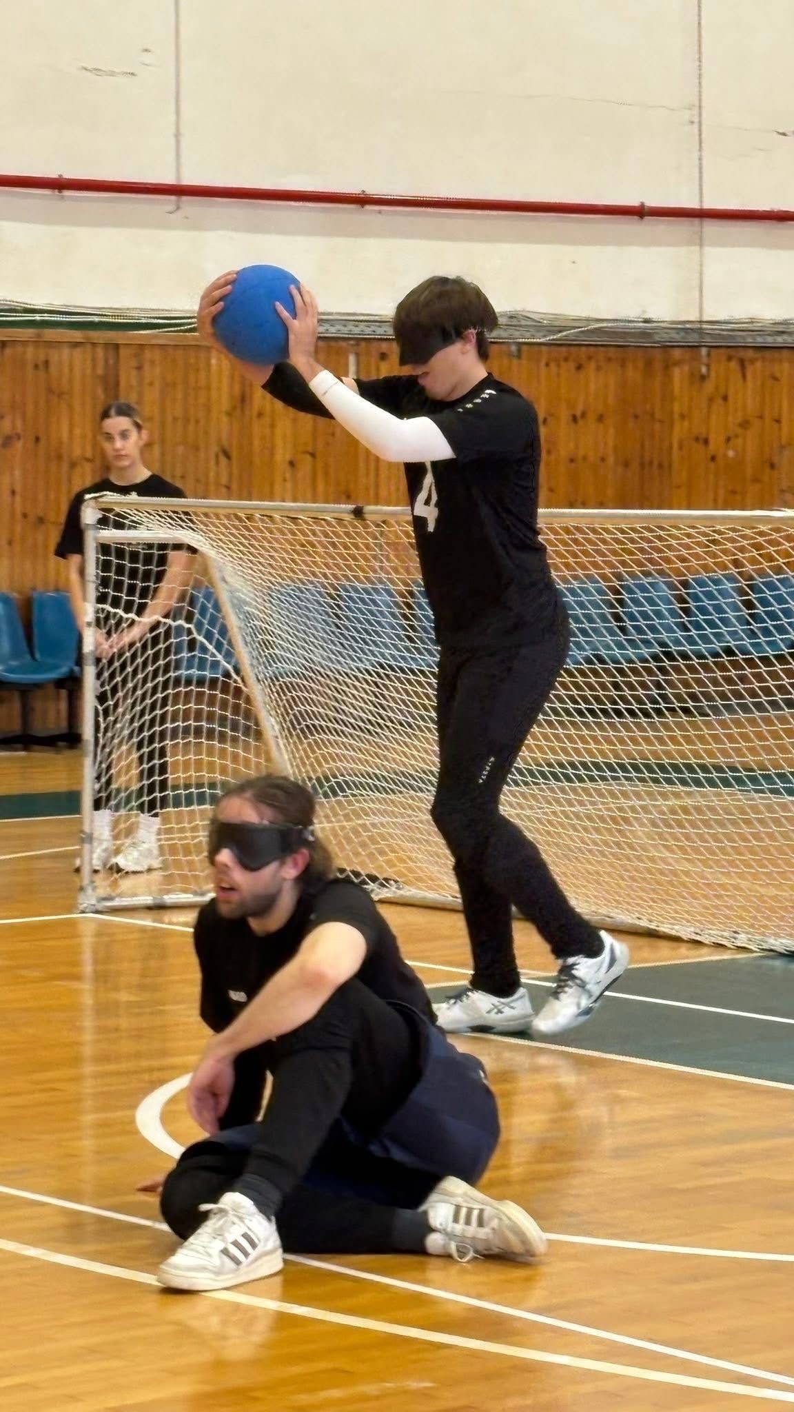 Thijn in actie tijdens goalball Thijn in actie tijdens goalball